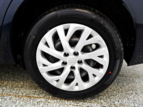 Used 2017 Toyota Corolla LE FWD image 19