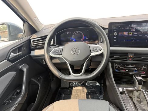 Used 2025 Volkswagen Jetta SE FWD image 12