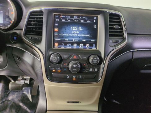 Used 2015 Jeep Grand Cherokee Limited w/ Luxury Group II image 18