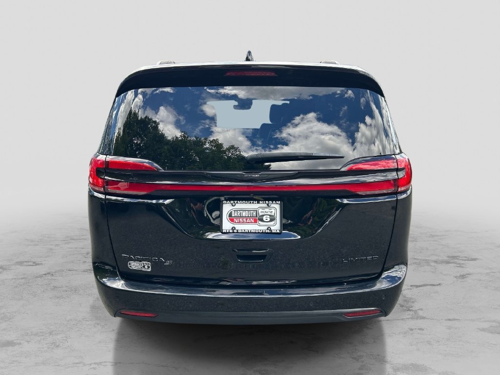 Used 2025 Chrysler Pacifica Limited FWD image 4