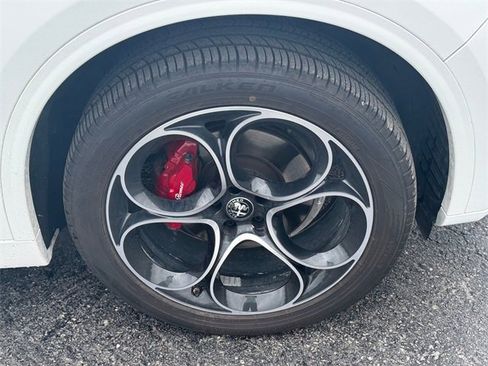 Used 2022 Alfa Romeo Stelvio Veloce image 9