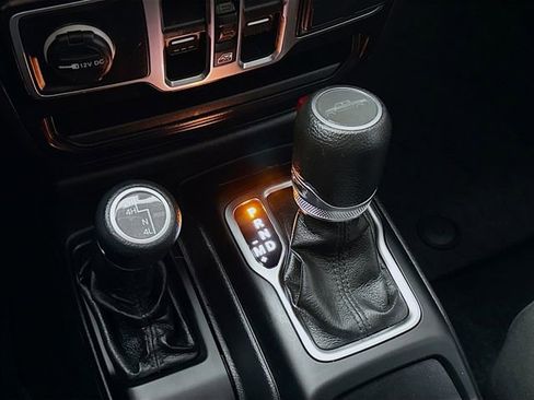 Used 2022 Jeep Gladiator Willys image 16