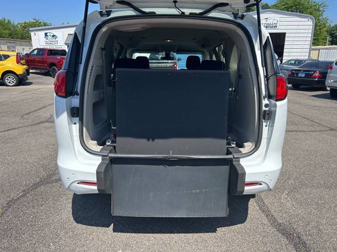 Used 2018 Chrysler Pacifica L FWD image 6