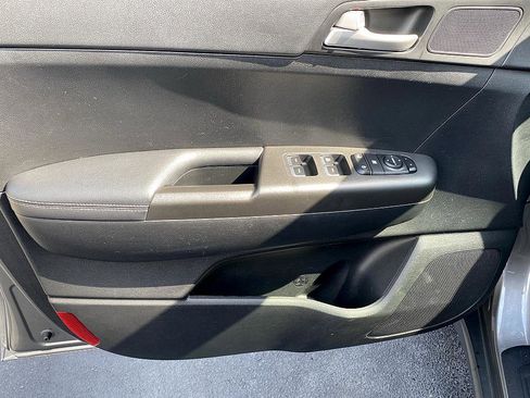 Used 2018 Kia Sportage LX image 9
