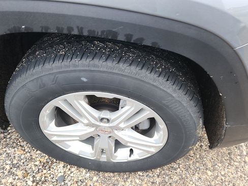 Used 2024 GMC Terrain SLE image 2