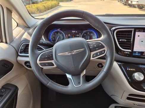 Used 2023 Chrysler Pacifica Touring-L FWD image 25