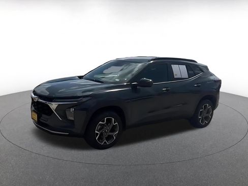 Used 2025 Chevrolet Trax LT FWD image 8