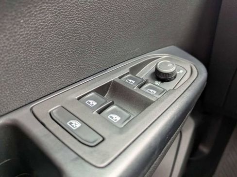 Used 2025 Volkswagen Taos SE FWD image 25