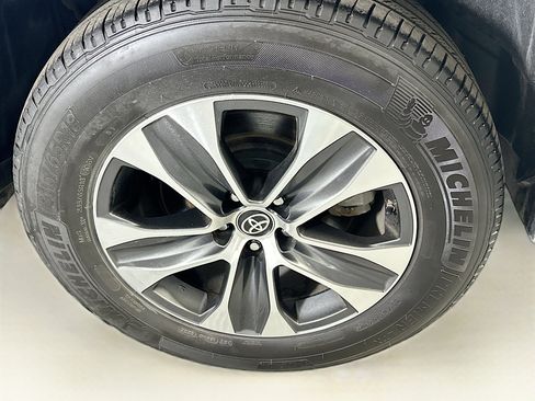 Used 2020 Toyota Highlander XLE FWD image 11