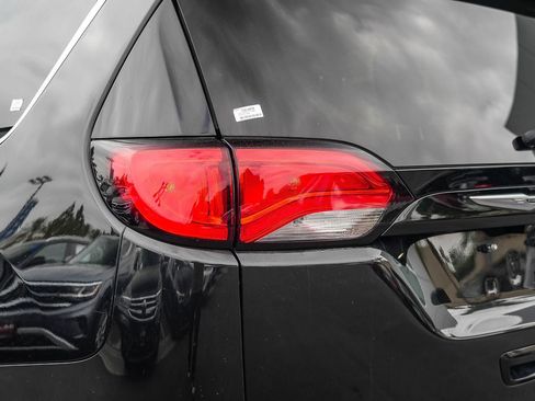 Used 2022 Chrysler Voyager LX FWD image 9