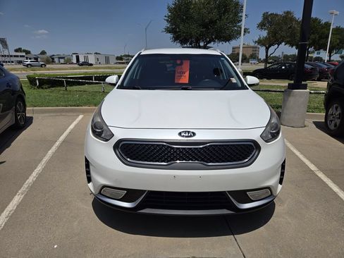 Used 2018 Kia Niro EX FWD image 2