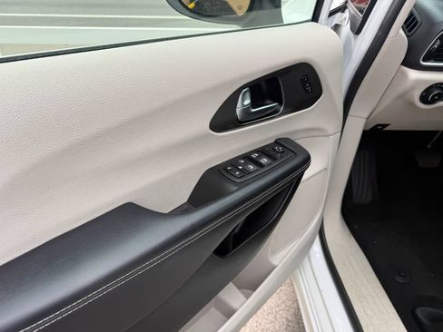 Used 2023 Chrysler Pacifica Touring-L FWD image 30