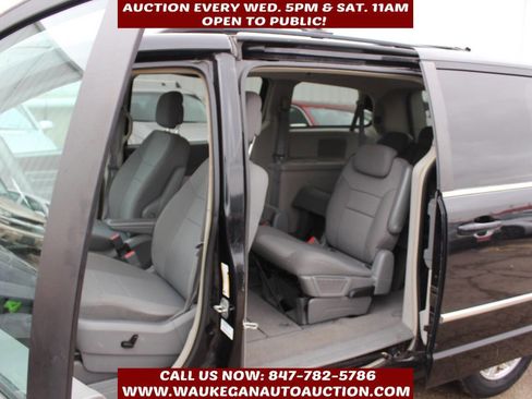 Used 2010 Chrysler Town & Country Touring image 7