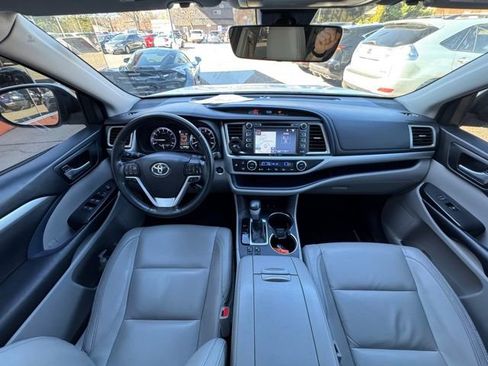 Used 2018 Toyota Highlander XLE image 17