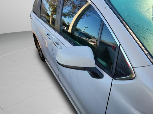 Used 2025 Toyota Sienna XLE image 16