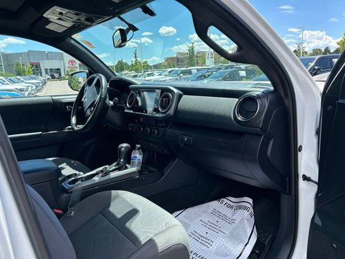 Used 2017 Toyota Tacoma TRD Off-Road AWD/4WD image 12
