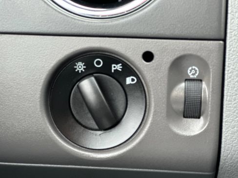 Used 2005 Ford F150 XLT image 25