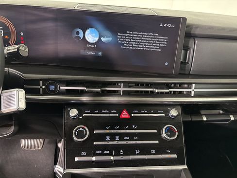 Used 2025 Hyundai Santa Fe SE image 17