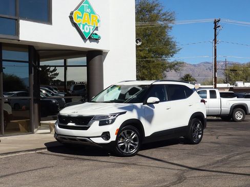 Used 2023 Kia Seltos S w/ Navigation Package image 2