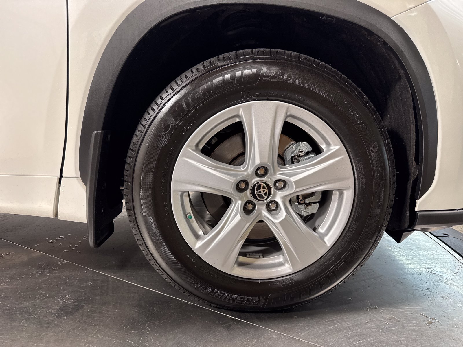 Used 2020 Toyota Highlander LE AWD/4WD image 14