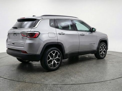 Used 2025 Jeep Compass Limited image 9