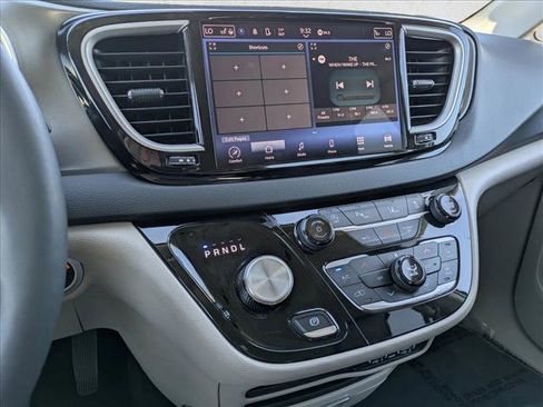 Used 2024 Chrysler Pacifica Touring-L FWD image 14