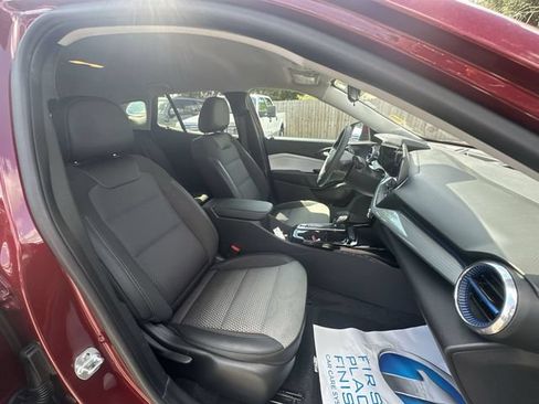 Used 2025 Chevrolet Trax LT FWD image 13