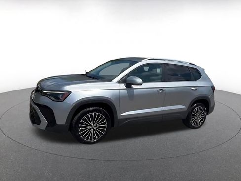 Used 2025 Volkswagen Taos SE FWD image 8