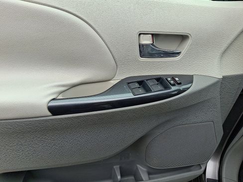 Used 2011 Toyota Sienna SE image 13