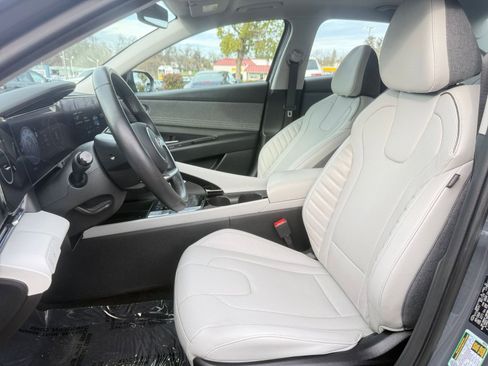 Used 2025 Hyundai Elantra Limited image 36