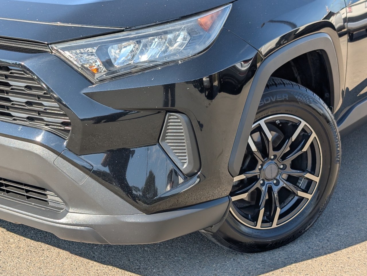 Used 2019 Toyota RAV4 LE w/ Carpet Mat Package FWD image 10