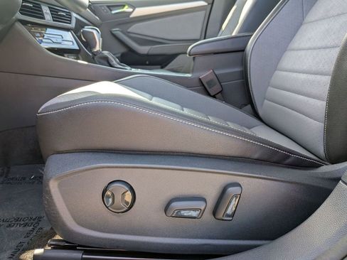 Used 2025 Volkswagen Jetta SE image 17