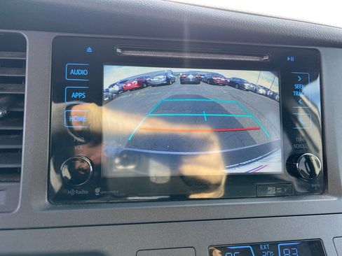 Used 2015 Toyota Sienna SE Premium image 32