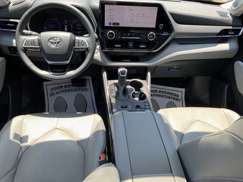 Used 2023 Toyota Highlander Limited FWD image 28