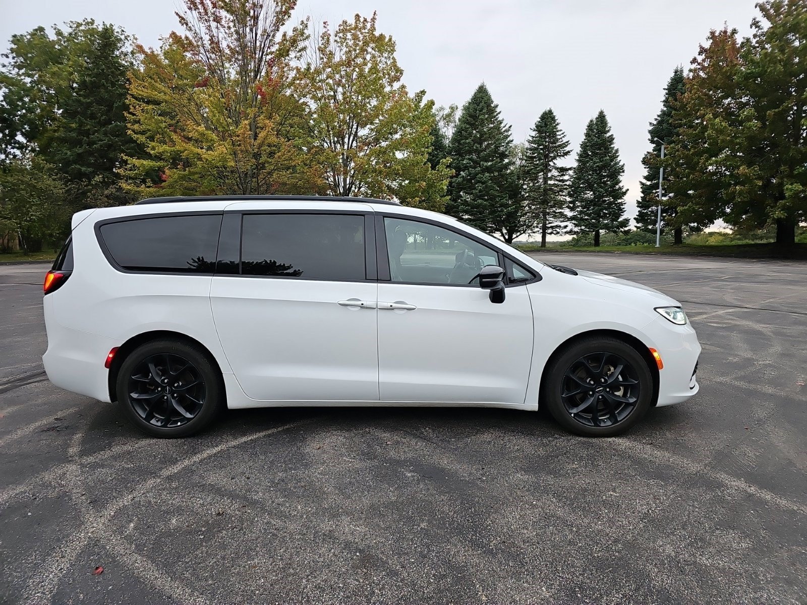 Used 2025 Chrysler Pacifica Limited FWD image 3