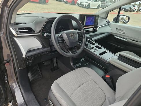 Used 2025 Toyota Sienna LE image 13