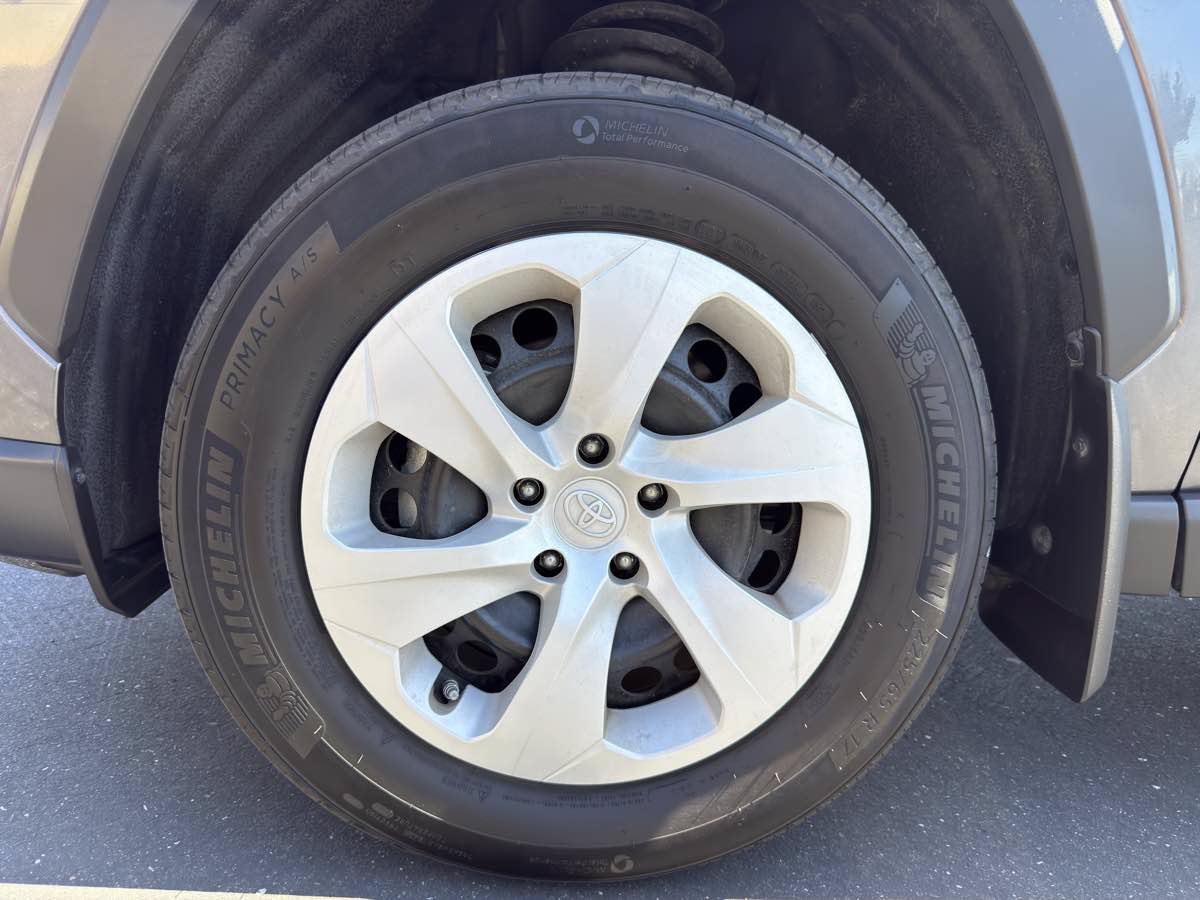 Used 2024 Toyota RAV4 LE FWD image 9