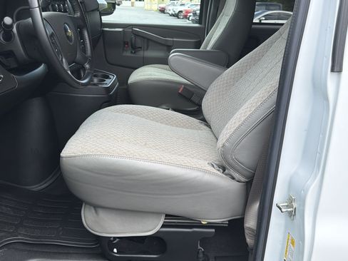 Used 2022 Chevrolet Express 2500 LT RWD image 9