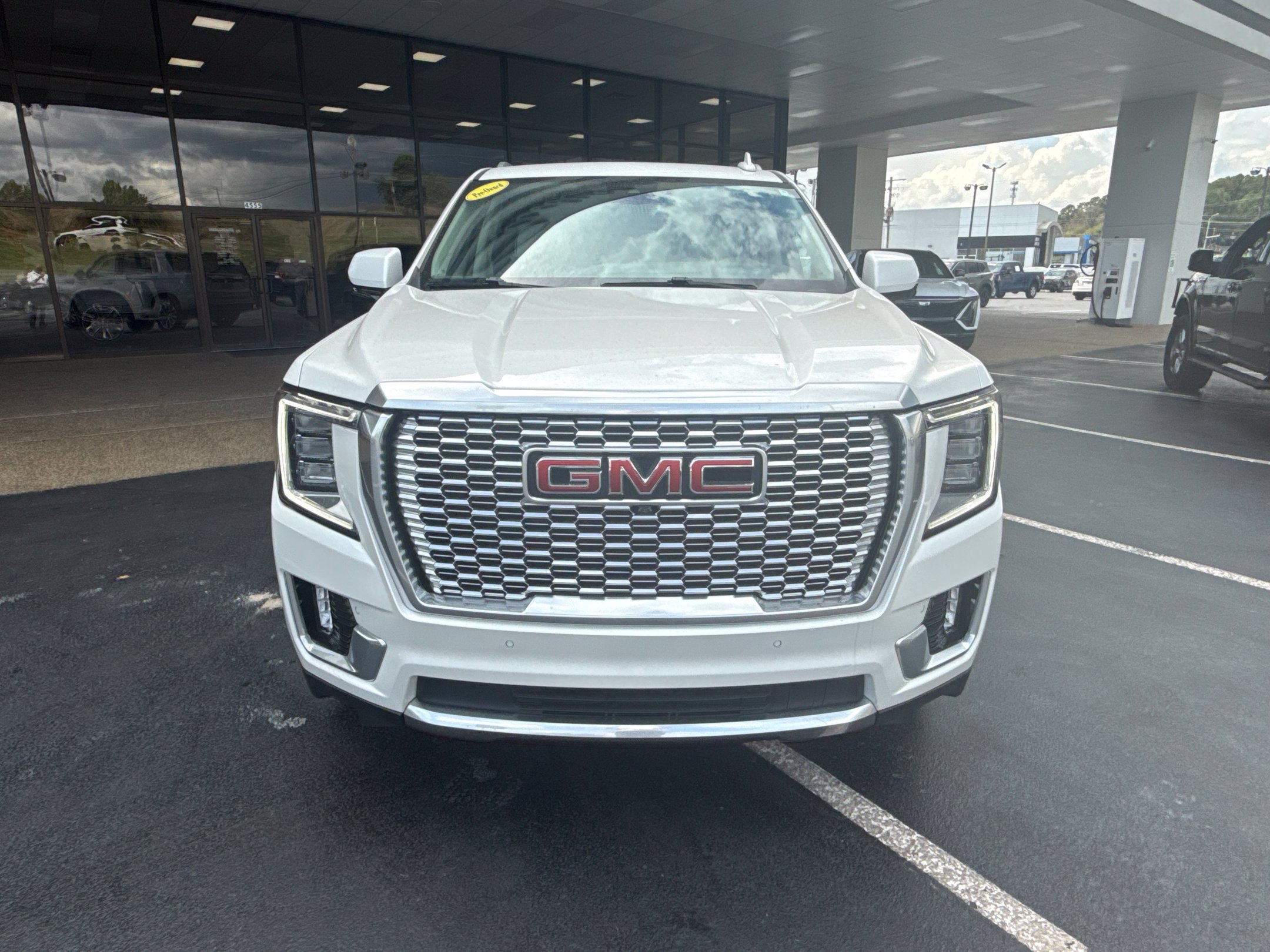 Used 2023 GMC Yukon Denali w/ Advanced Technology Package AWD/4WD image 6