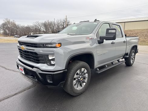 Used 2024 Chevrolet Silverado 2500 Custom w/ Custom Value Package image 5