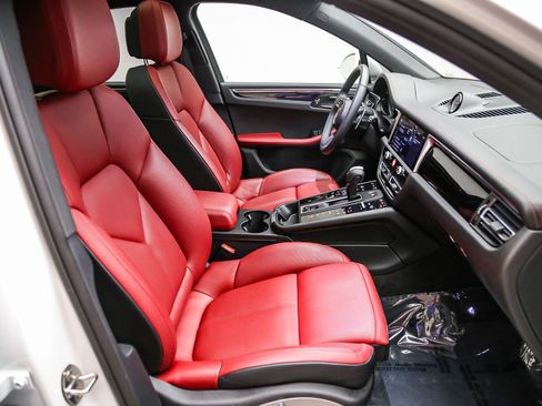 Certified 2025 Porsche Macan AWD/4WD image 20