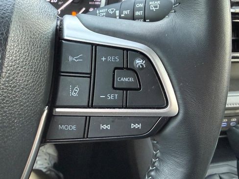 Used 2022 Toyota Highlander XLE image 21