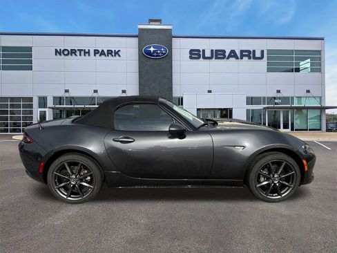 Used 2017 MAZDA MX-5 Miata Grand Touring image 2