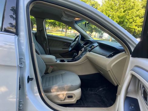 Used 2018 Ford Taurus SE image 21