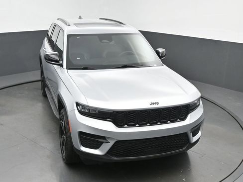 Used 2024 Jeep Grand Cherokee Altitude image 55