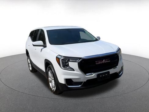 Used 2024 GMC Terrain SLE image 3