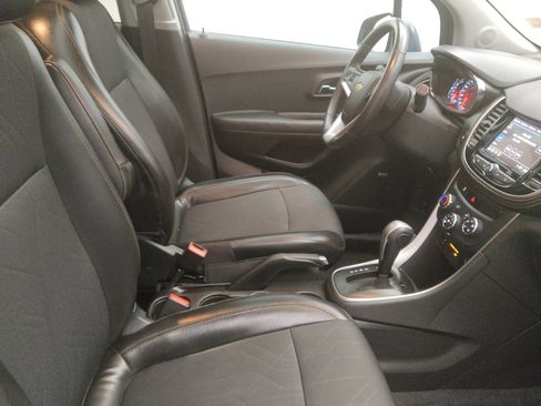 Used 2018 Chevrolet Trax LT w/ Sun & Sound Package FWD image 21