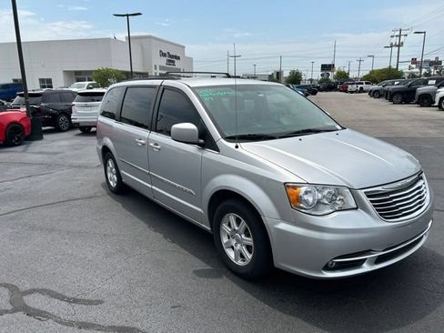 Used 2012 Chrysler Town & Country Touring w/ Entertainment Group #1 FWD image 4