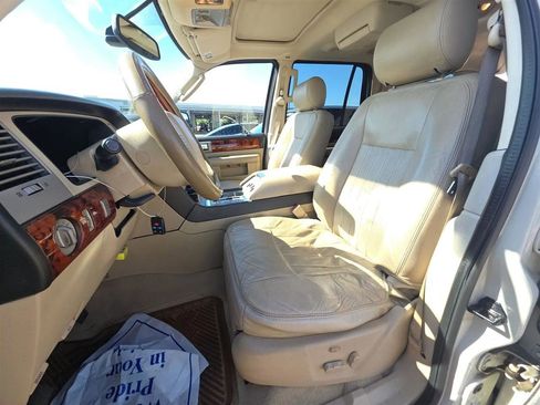 Used 2005 Lincoln Navigator Luxury image 13