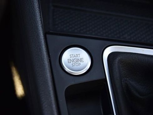 Certified 2025 Volkswagen Jetta SE w/ Sunroof Package image 17